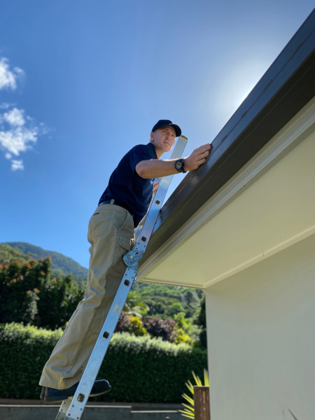 building inspectors Cairns conducting an inspection on gutters